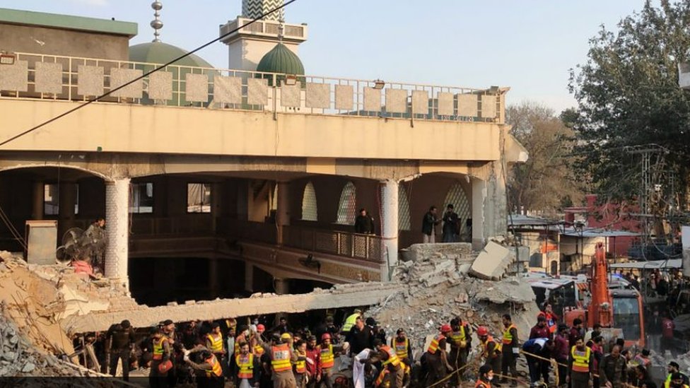 مشاهد فوضوية داخل المسجد بعد انفجار أدى إلى مقتل 87 شخصا على الأقل