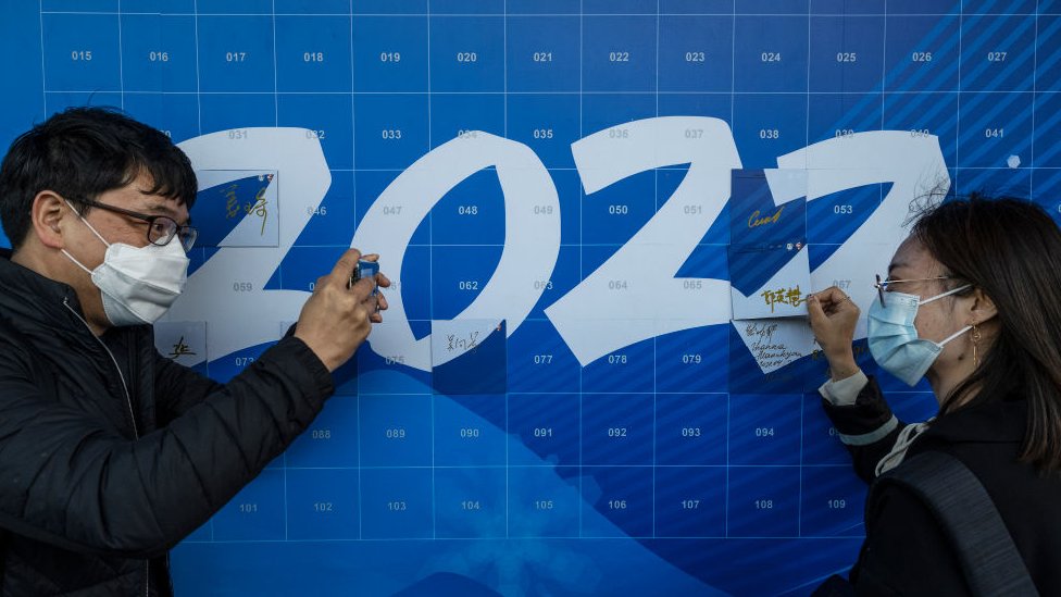 Letrero con un logo sobre las Olimpiadas de Invierto 2022