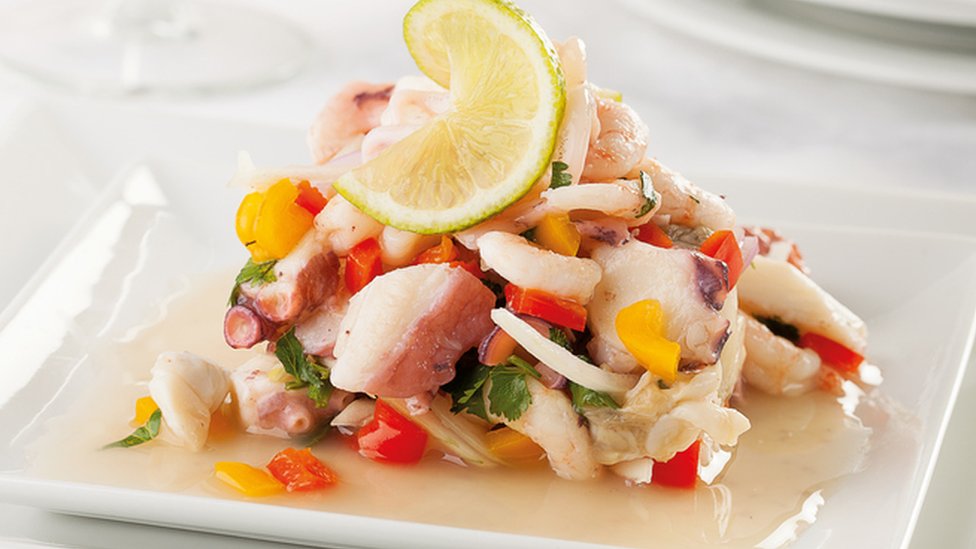 Además de sus riquezas históricas y culturales, la gastronomía de Perú hace del país sudamericano uno de los preferidos de los viajeros europeos. Ceviche.