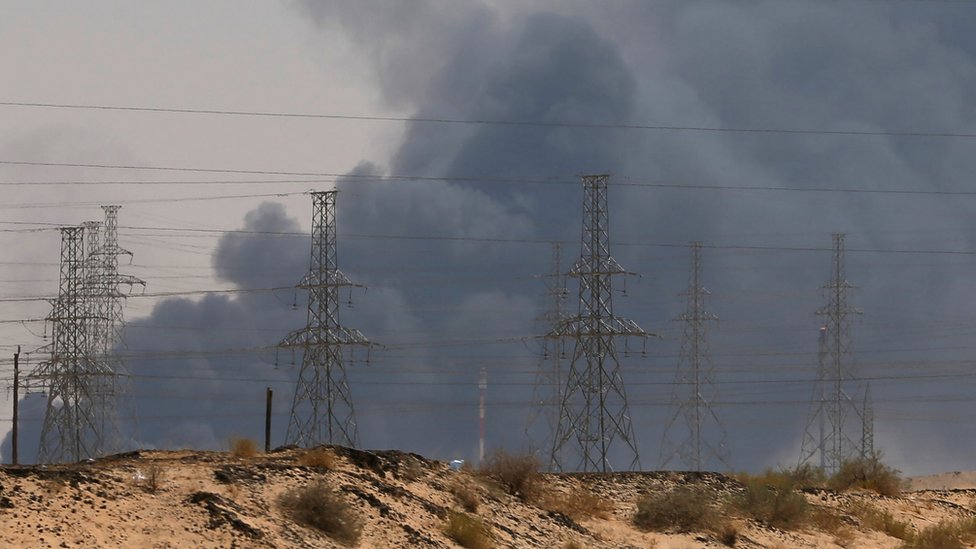 Una espesa nube de humo se podía apreciar cerca de la refinería de Abqaiq.