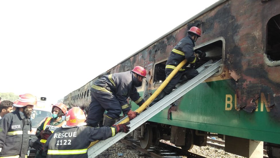 Petugas pemadam kebakaran Pakistan memeriksa kereta yang terbakar 31 Oktober
