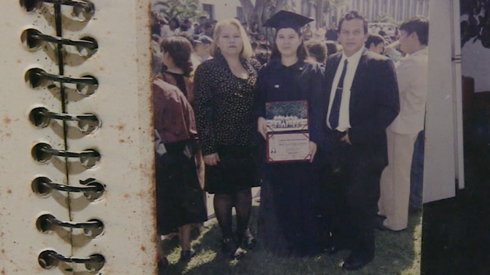 Karla Turcios cuando se graduó junto a sus padres.