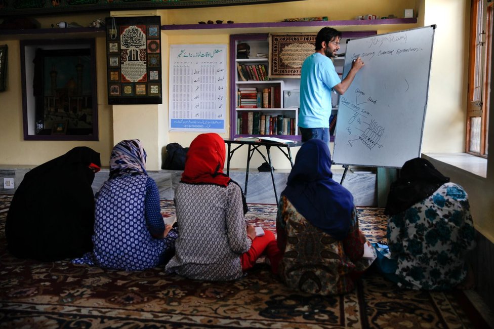 Кашмирцы посещают альтернативные классы в Сринагаре.
