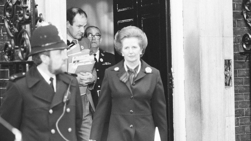 Margaret Thatcher saliendo de Downing Street en camino al Parlamento.