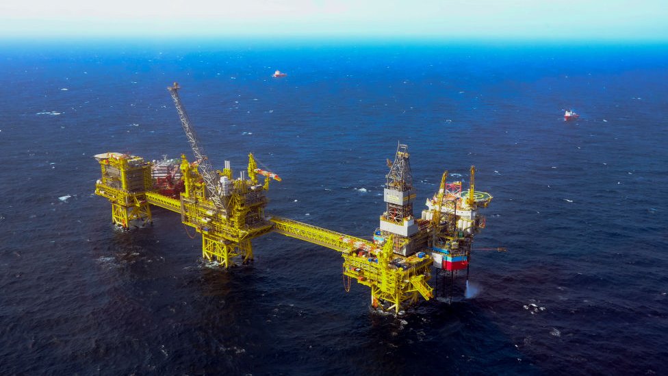 Платформа Total Culzean изображена в Северном море, примерно в 45 милях (70 км) к востоку от Абердина, самопровозглашенной нефтяной столицы Европы на северо-восточном побережье Шотландии, 8 апреля 2019 г.