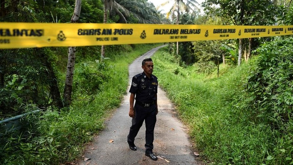 Офицер полиции Малайзии недалеко от курорта Дусун
