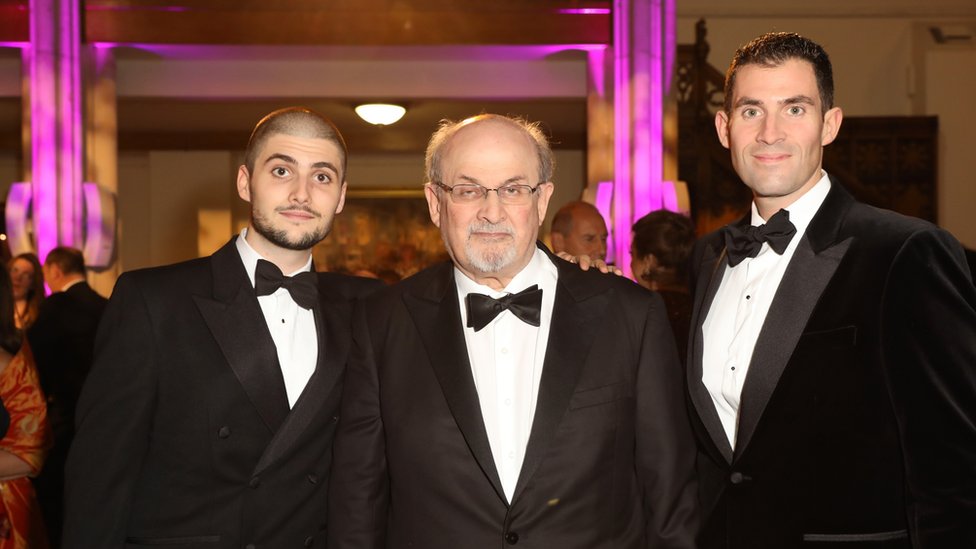 Salman Rushdie con sus hijos.