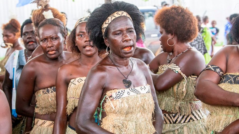 fila de mujeres votantes en Bougainville