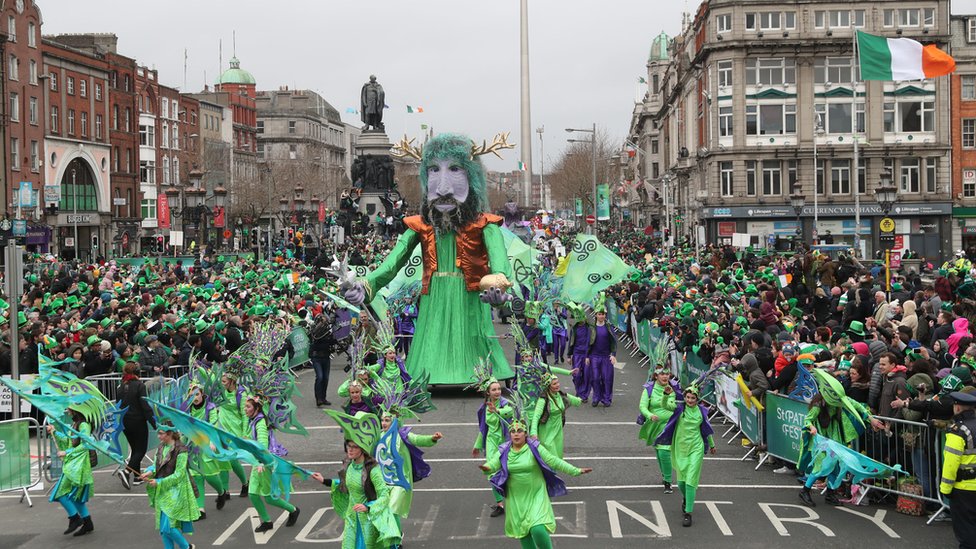 St Patrick's Day: World goes green for Irish festival - BBC News