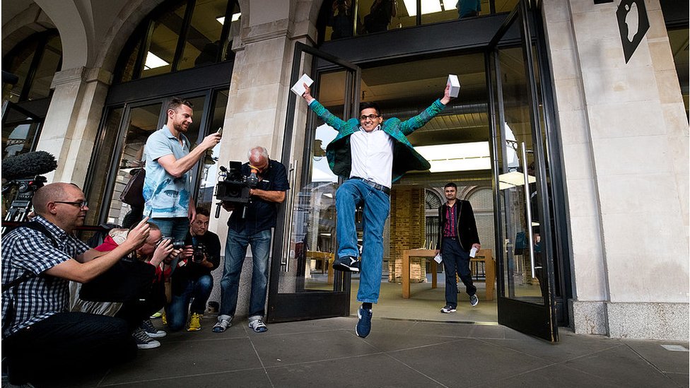 Джамаэль Ахмед, первый, кто купил iPhone 6 на презентации Apple Covent Garden в 2014 году