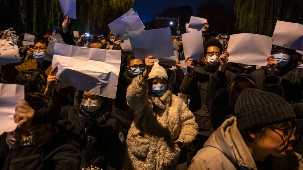北京示威者舉著白紙