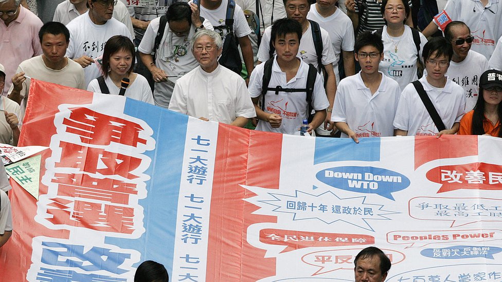 陳日君樞機（左三）走在香港「七一」遊行隊頭（1/7/2007）