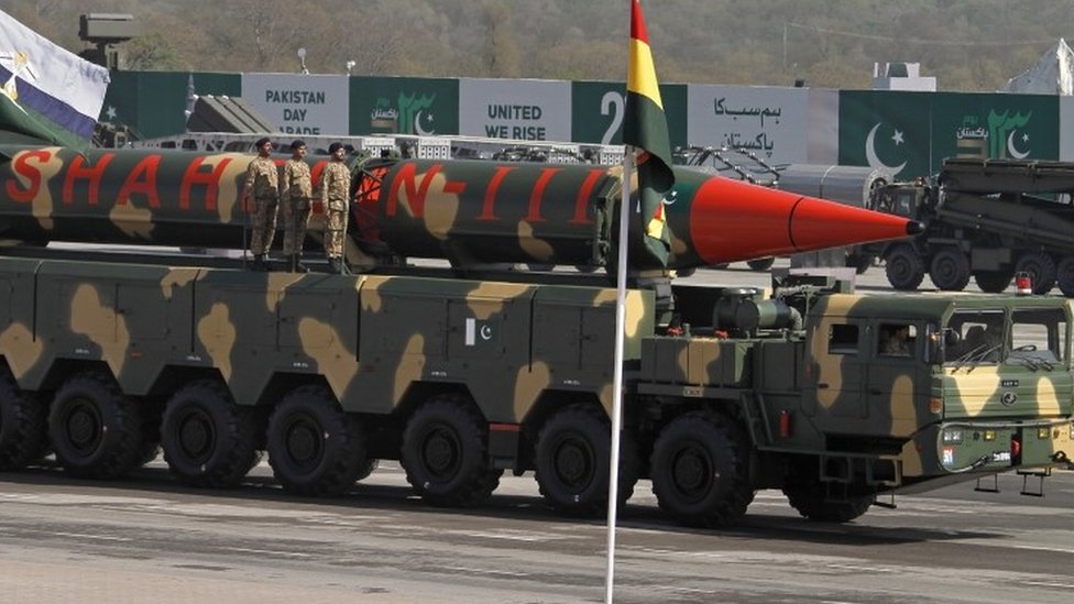 Ракета «Шахин-III» пакистанского производства, способная нести ядерные боеголовки, демонстрируется во время военного парада по случаю Дня республики Пакистана в Исламабаде, Пакистан, в четверг, 23 марта 2017 года.