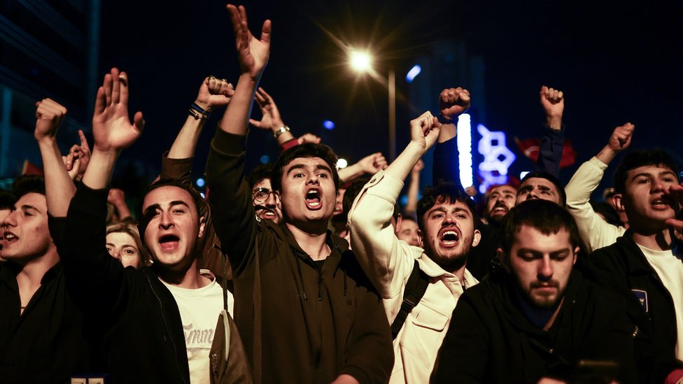 أنصار المرشح الرئاسي التركي كمال كليجدار أوغلو، زعيم حزب الشعب الجمهوري المعارض، رددوا هتافات قبل الإعلان عن النتائج الرسمية للانتخابات.