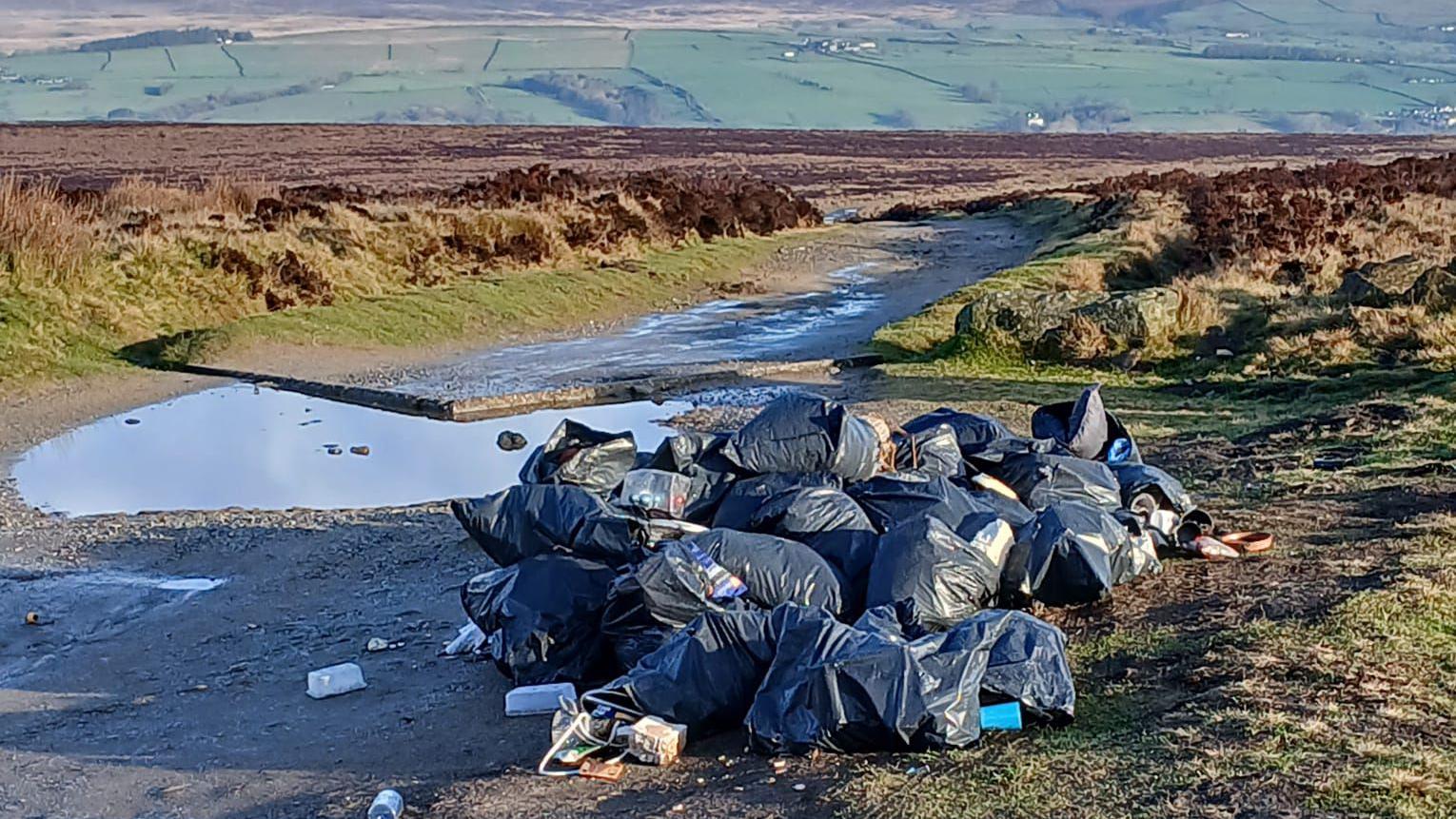 https://c.files.bbci.co.uk/a5ba/live/e5760420-1162-11f1-9c59-f960223a391b.jpg