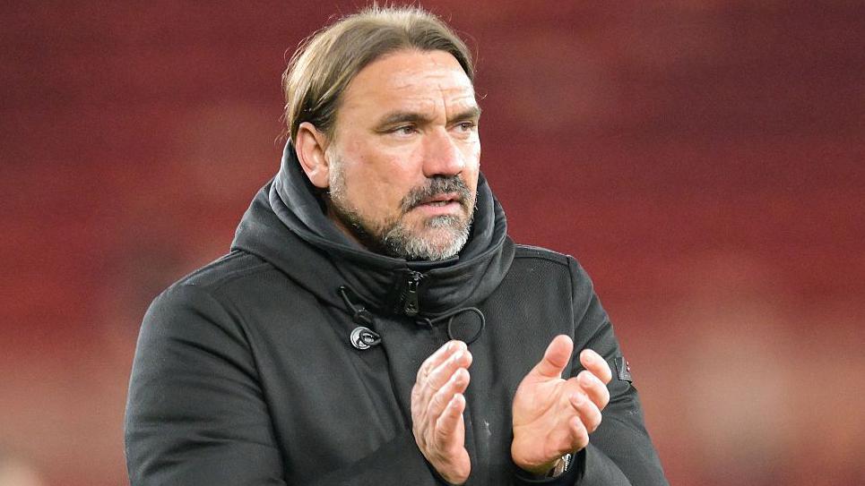 Daniel Farke: Leeds United boss says players desperate to win promotion with fans - BBC Sport