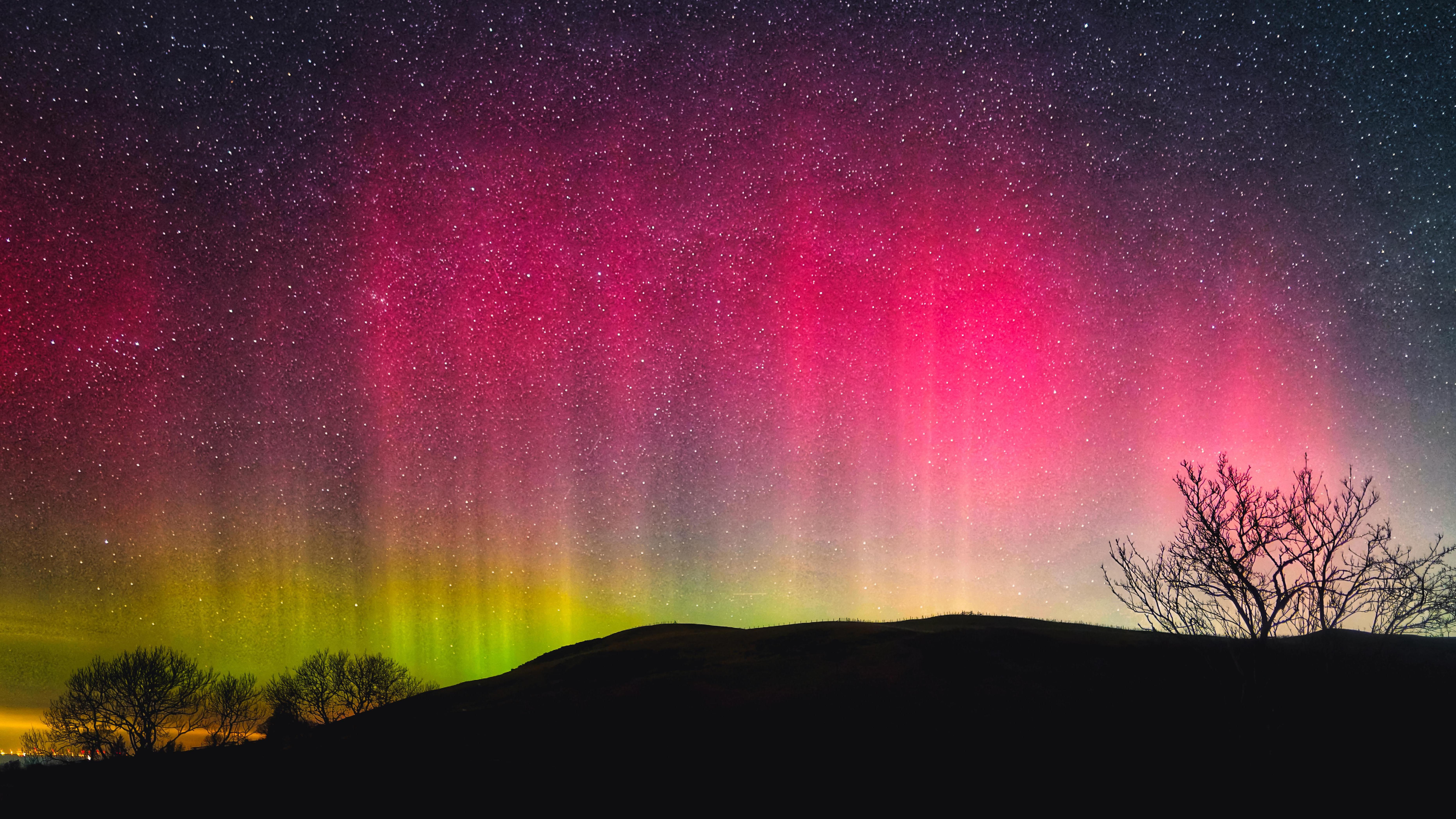 レア Aurora オーロラ ブラックナイト レッドナイト 英国 ENGLAND Aurora lights up UK skies in a spectacular display - BBC Weather