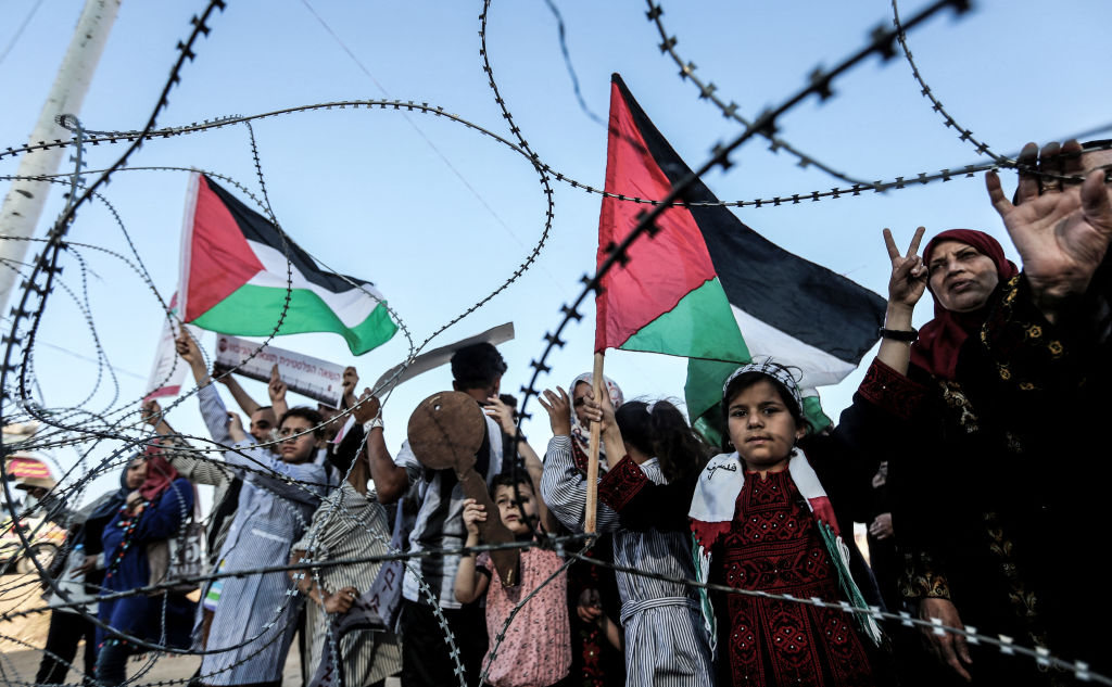 Palestinos tras una barrera. 