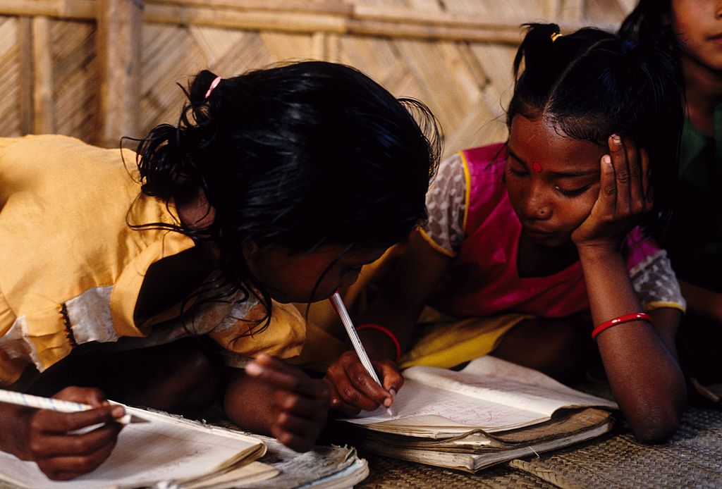 গ্রামের বিদ্যালয়ে শিশু শিক্ষার্থী