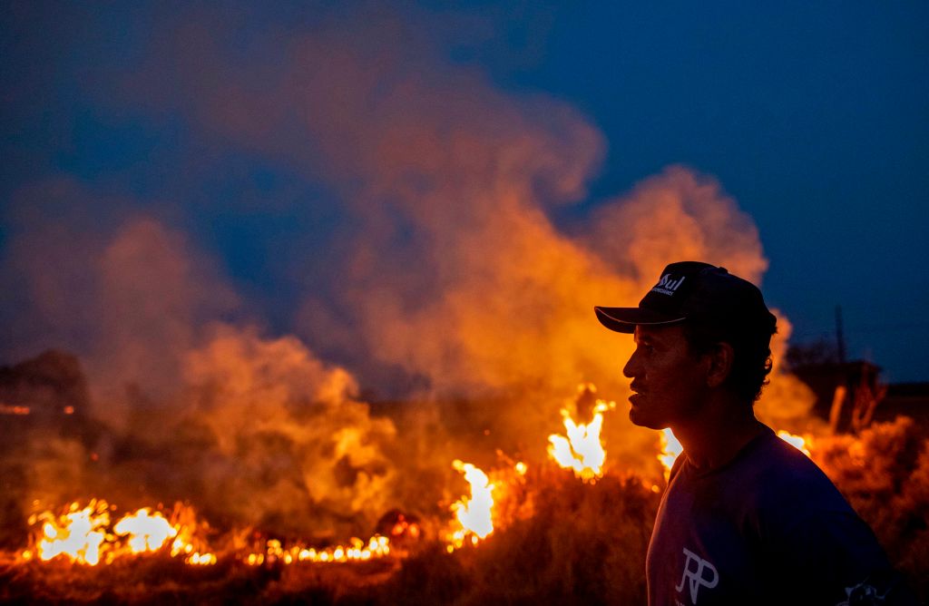 Hombre rodeado de llamas.