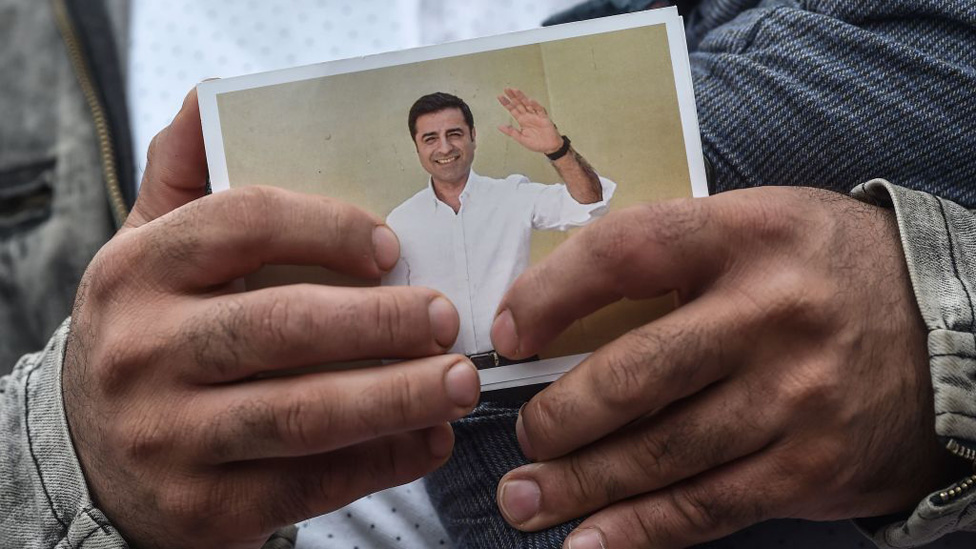Selahattin Demirtaş'ın fotoğrafını tutan bir kişi
