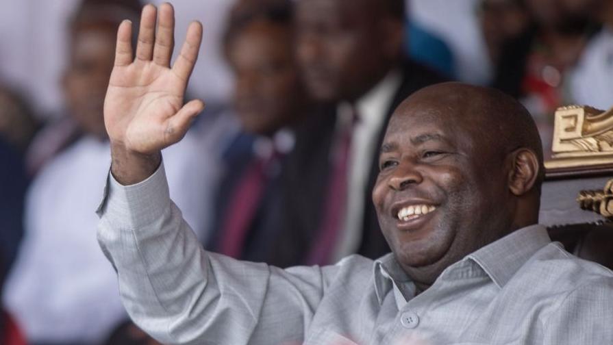 Ifoto ya Perezida w'Uburundi Evariste Ndayishimiye, amanitse ukuboko aramutsa 