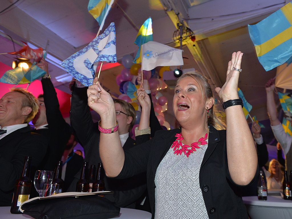 Gente celebrando la victoria de la ultraderecha. 