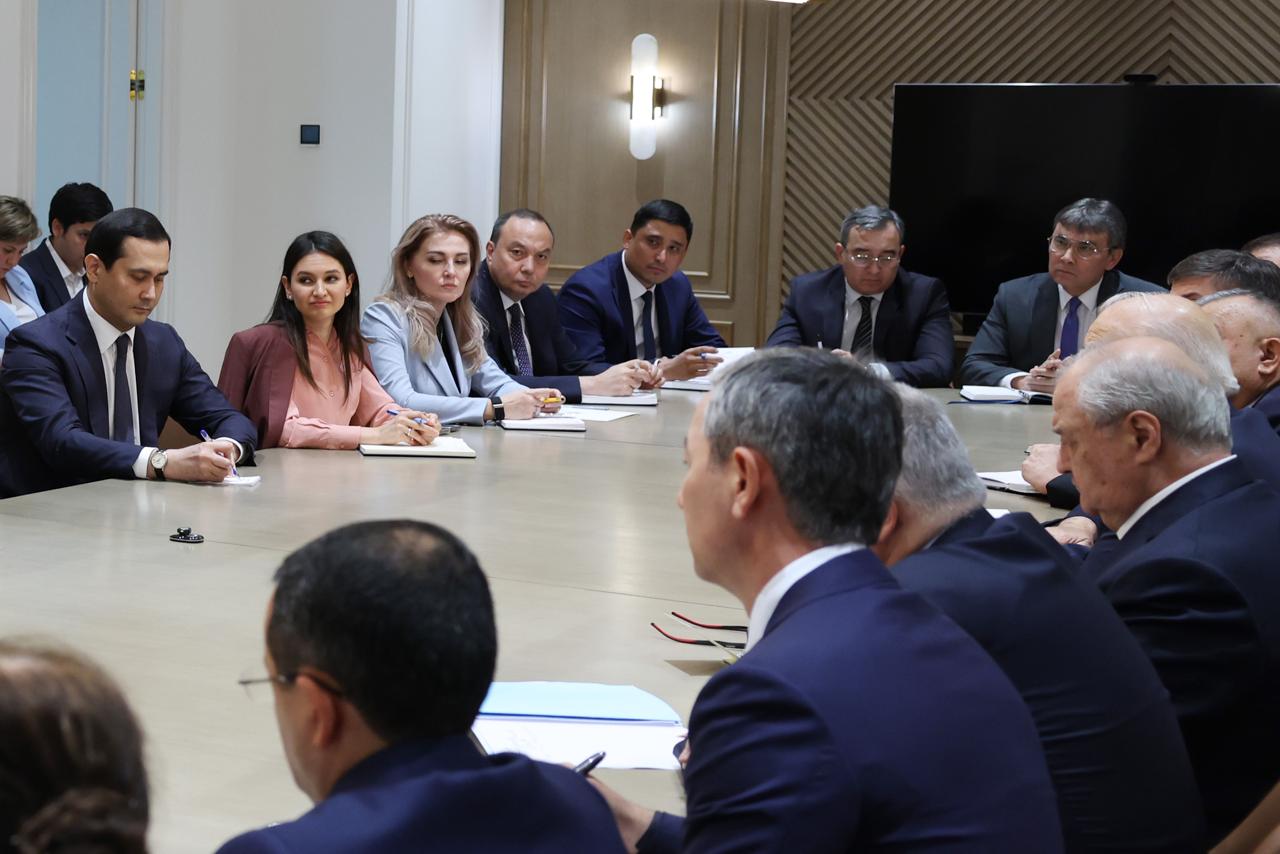 Prezident Administratsiyasidagi yuqori lavozimli shaxslar majlisda