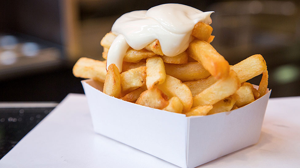 Papas fritas con mayonesa