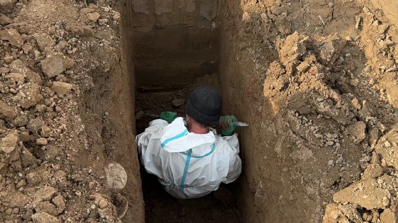 Odam qabrni kovlamoqda