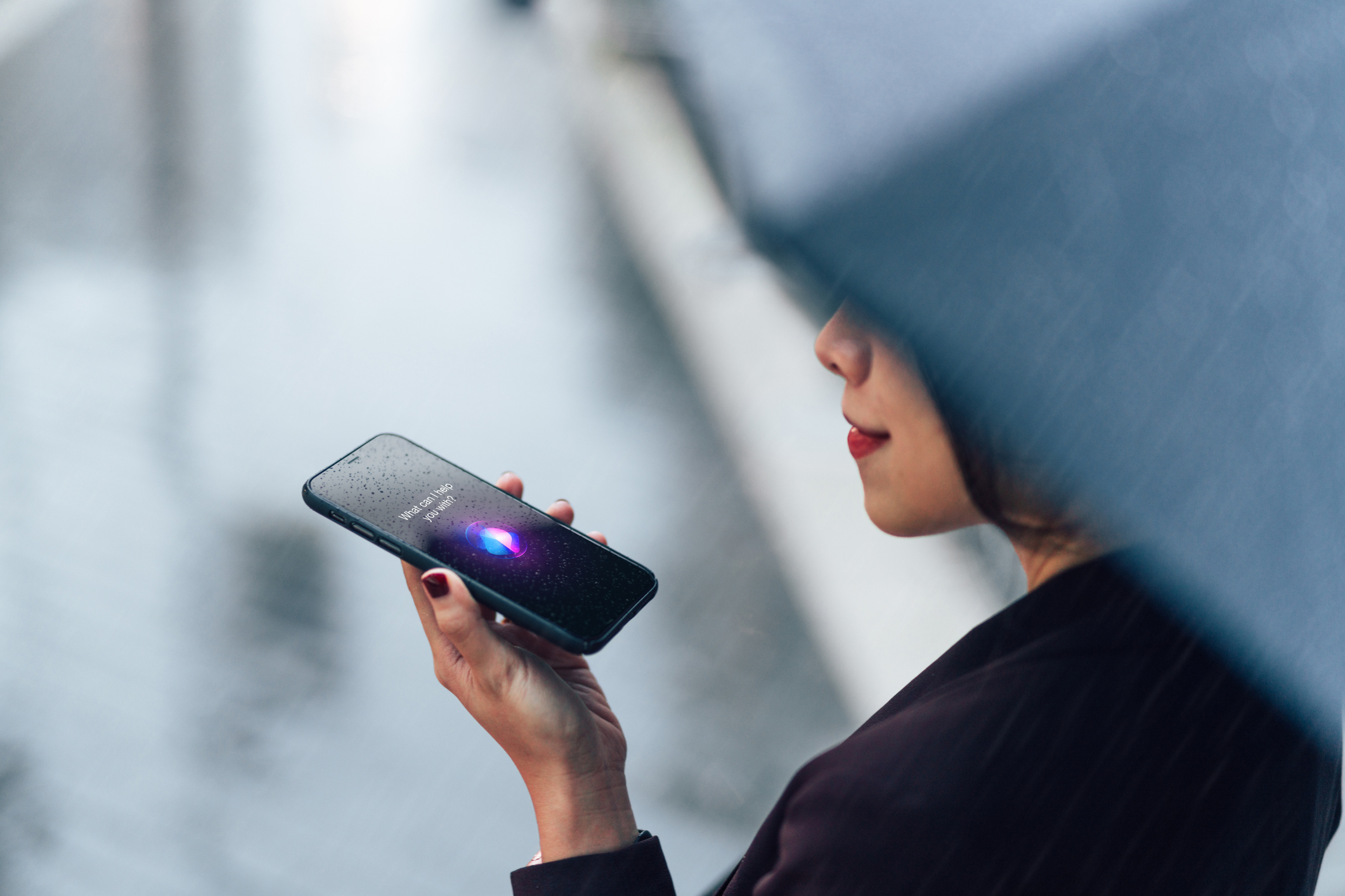 Una mujer con un teléfono en la mano utilizando una aplicación con Inteligencia Artificial