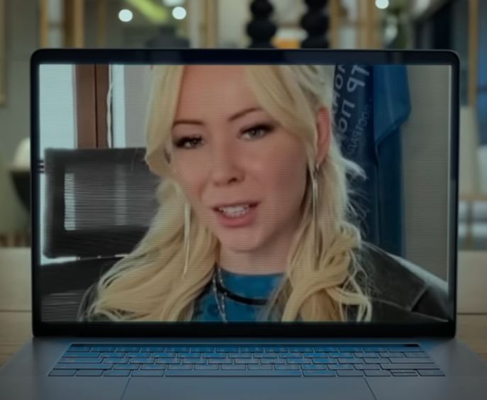 Mayo belgilari bilan yalangoch xotinlarning fotosuratlari