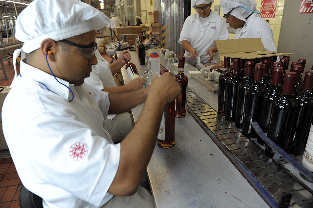 Trabajadores en Ron Santa Teresa. 