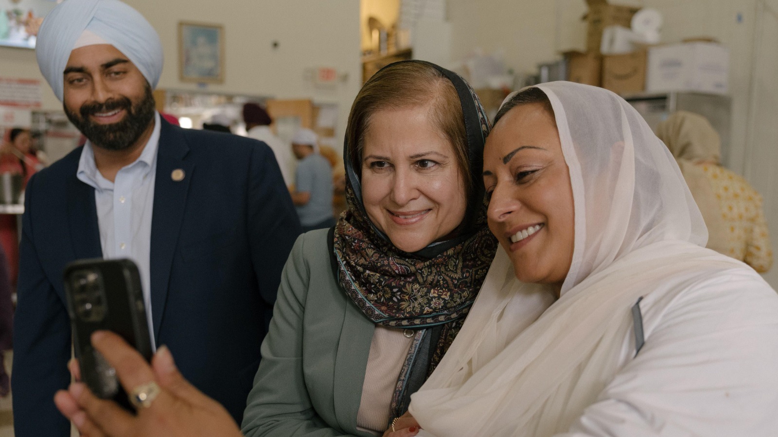 G'azala Hashmi musulmon ayol bilan rasmda