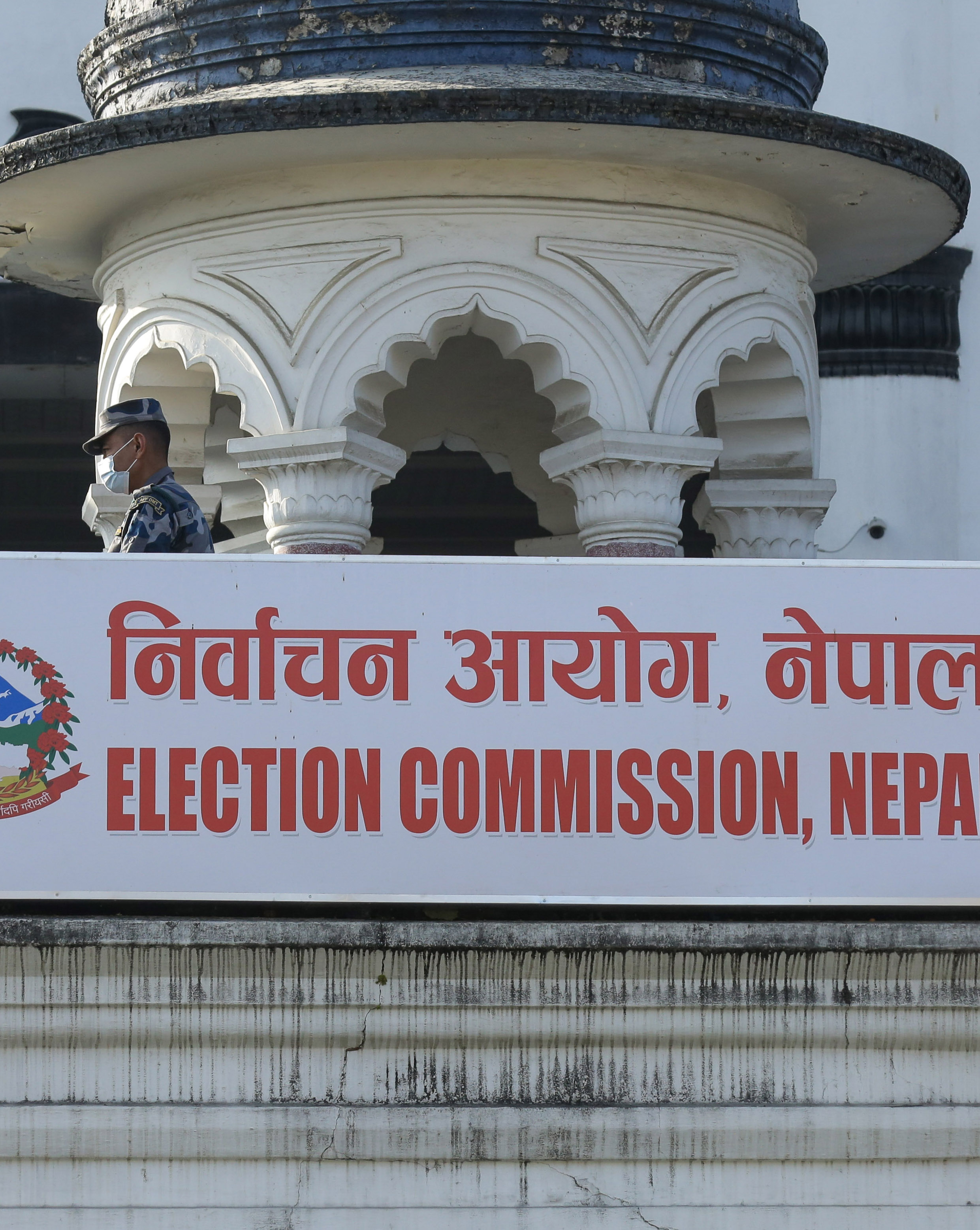 मतदान गर्दै एक वृद्ध महिला