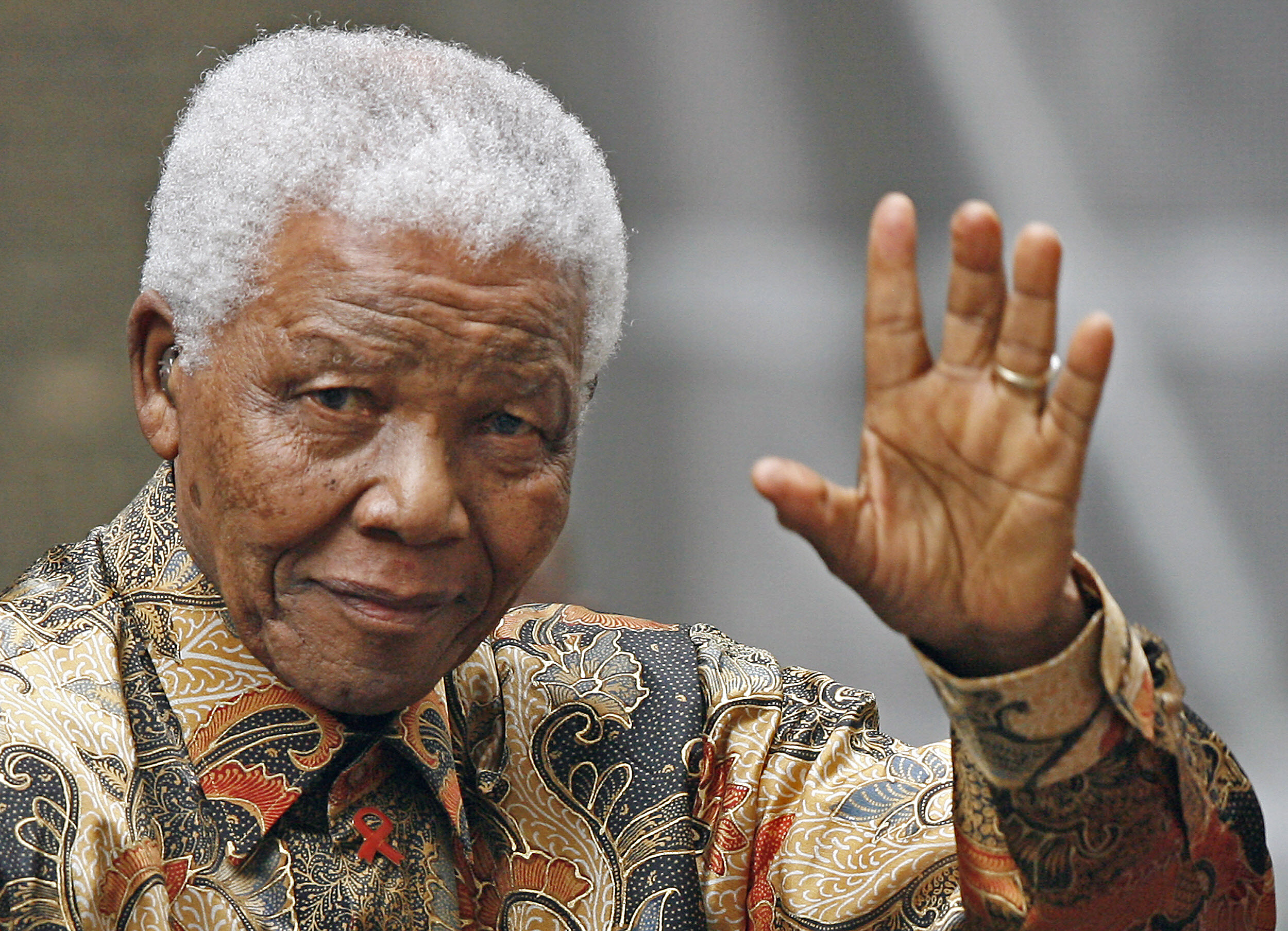 Nelson Mandela waving to the media as he arrives outside 10 Downing Street, in central London, on August 28, 2007