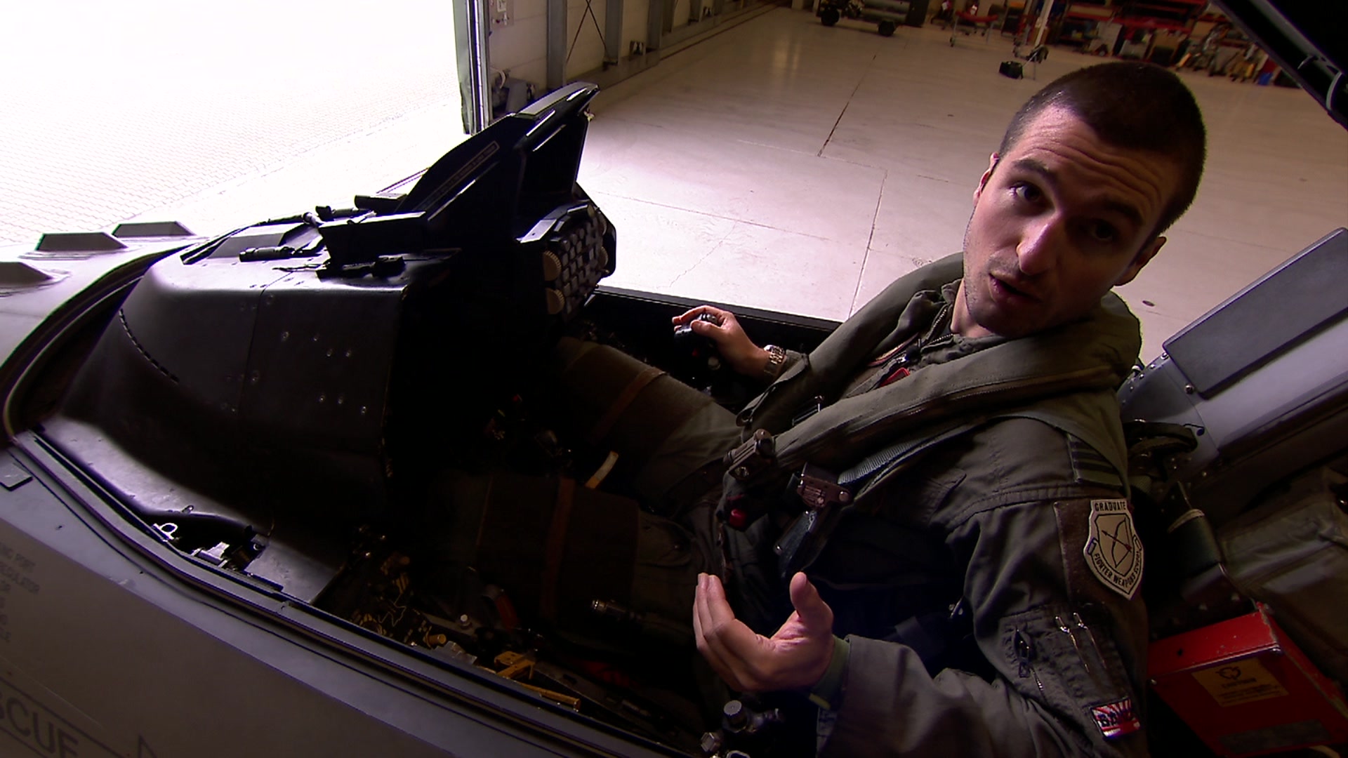 Belgian combatant  aviator  Pulse sits wrong  the cockpit of his F16 combatant  jet