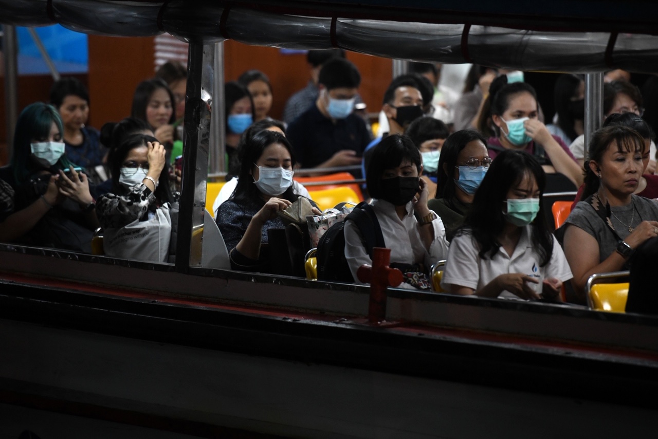 คนสวมหน้ากากบนเรือ