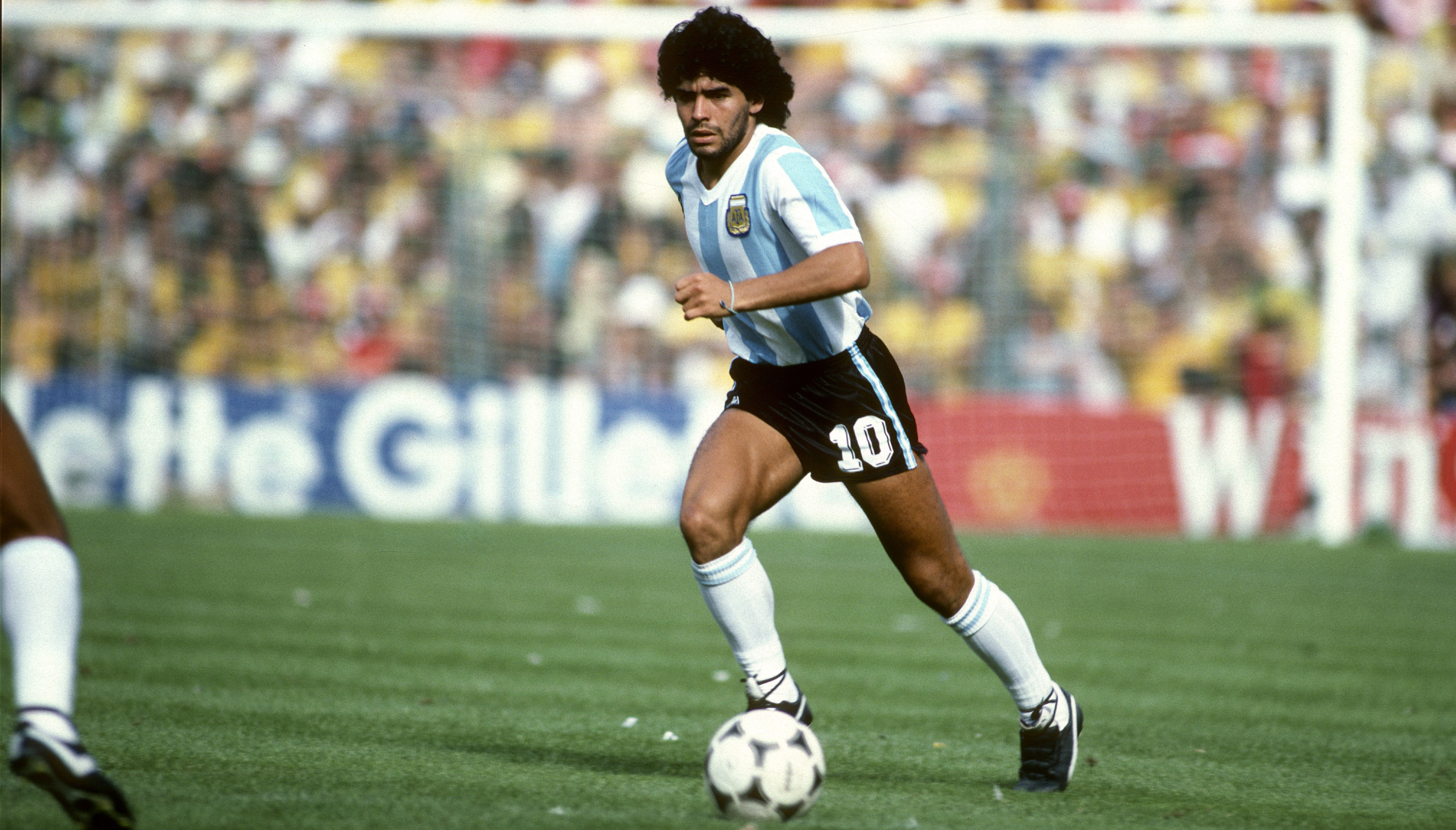 Argentina: Maradona, ex-jogador há 20 anos, em 20 momentos únicos, Esportes