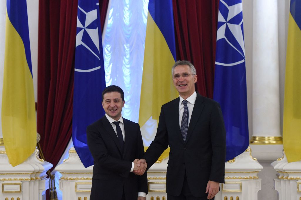 El presidente de Ucrania, Volodymyr Zelensky, recibe al secretario general de la OTAN, Jens Stoltenberg, en 2019. 