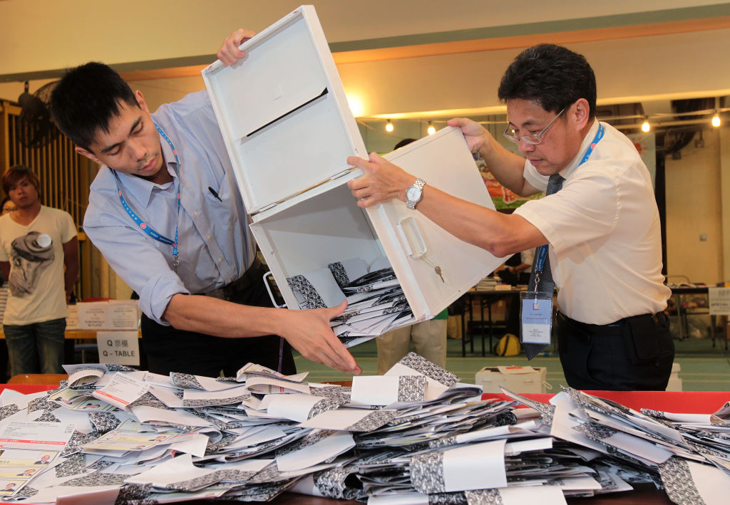 香港選舉官員清空投票箱計票（2011 年）