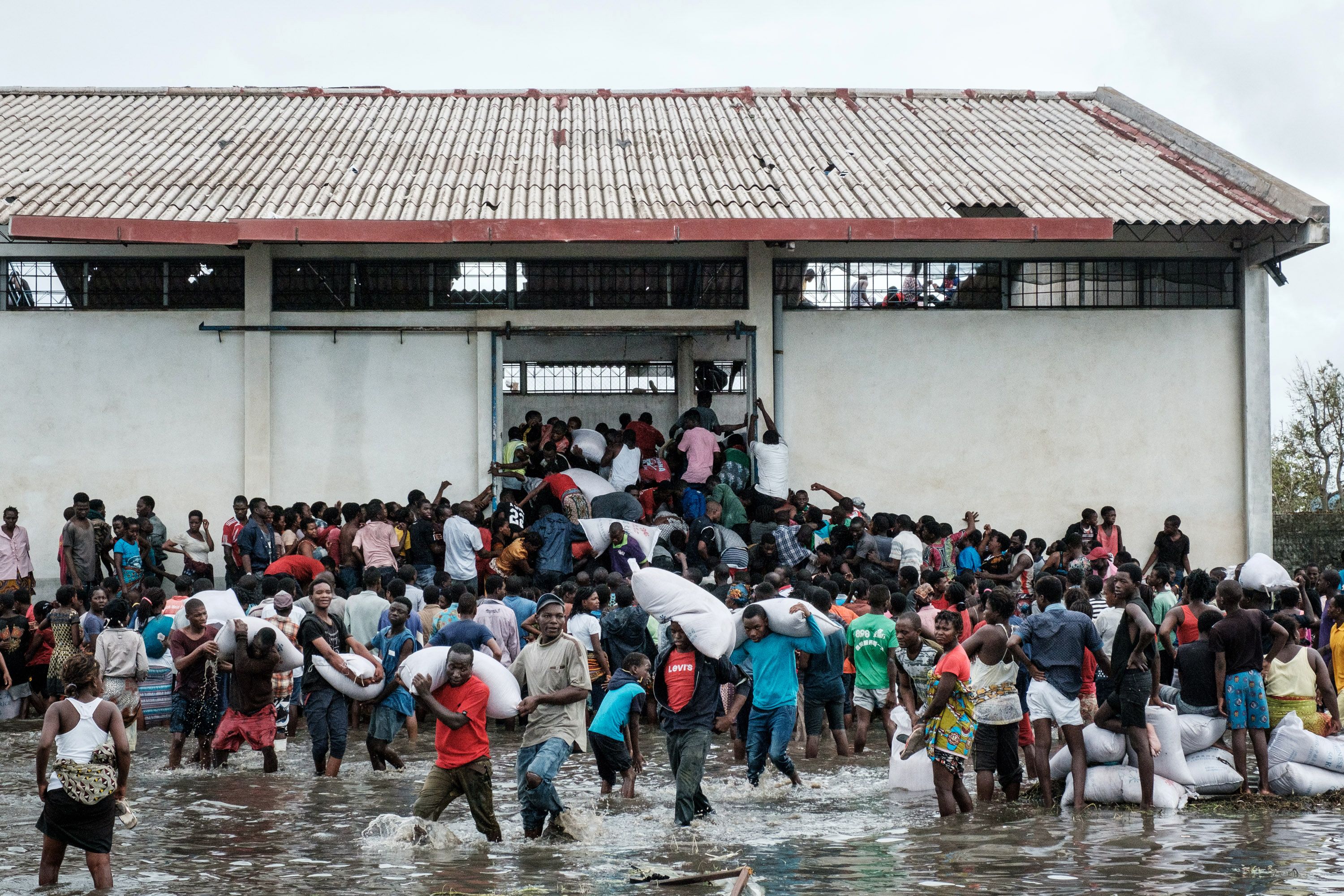 Survivors try to access aid in the wake of Cyclone Idai 