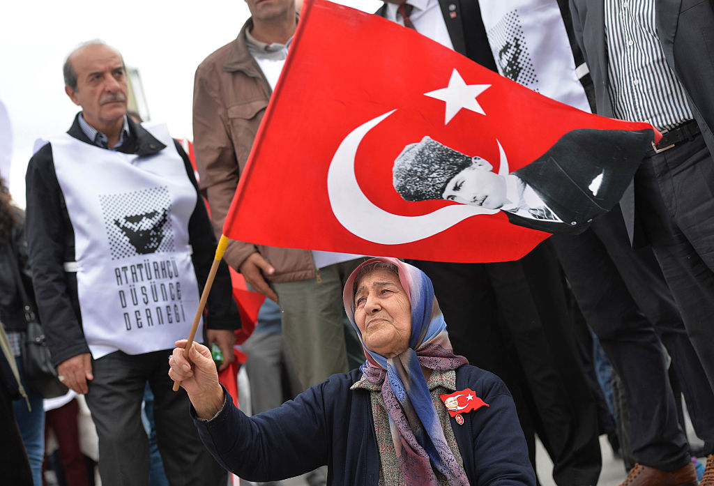 Una mujer con la bandera de Turquía. 