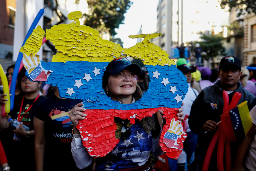 Mujer con mapa de Venezuela. 