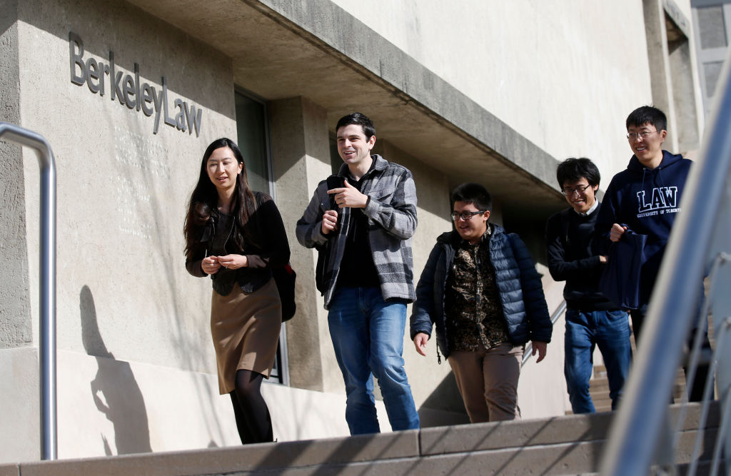 Estudiantes universitarios, algunos chinos, en las escalinatas de la universidad de Berkeley en California, Estados Unidos. 