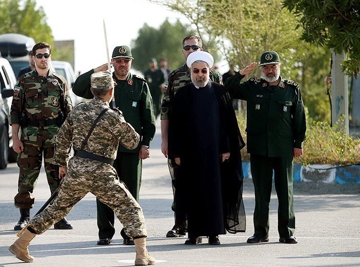 بازدید حسن روحانی از مراسم نظامی