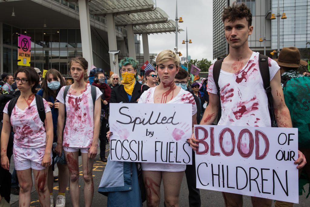 Anak-anak muda melakukan protes tentang perubahan iklim
