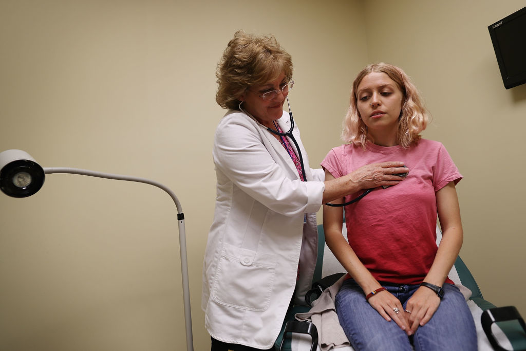 Una mujer en una consulta médica.