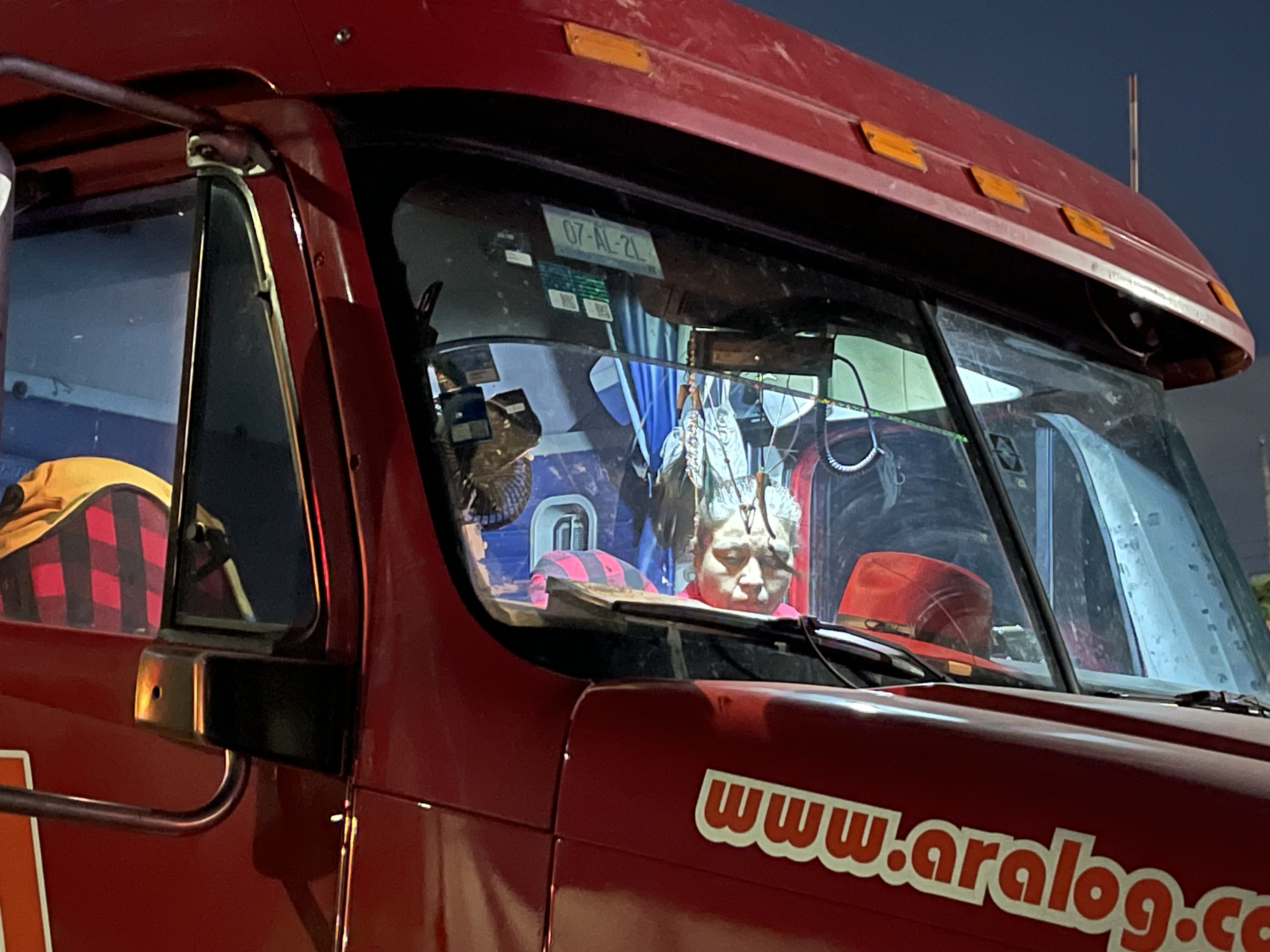 Lizst Hyde González, Liszy, en la cabina del tráiler que conduce por las carreteras más peligrosas de México.