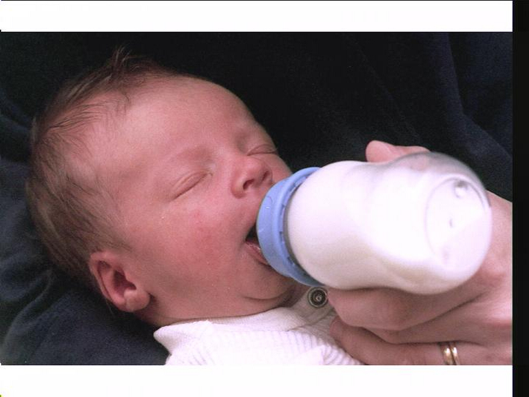 正在喝奶的婴儿